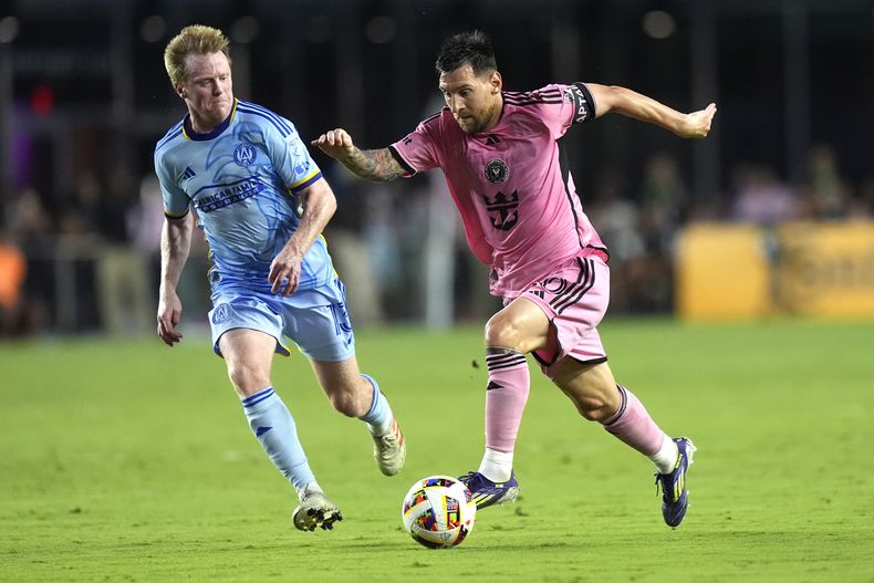 El delantero de Inter Miami Lionel Messi, a la derecha, corre con el balón. durante la primera mitad del partido de fútbol de la MLS contra Atlanta United el miércoles 29 de mayo de 2024, en Fort Lauderdale, Florida (AP Foto/Lynne Sladky)