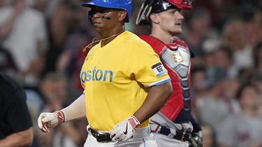 El dominicano Rafael Devers, de los Medias Rojas de Boston, anota tras conectar un jonrón en el juego del miércoles 26 de julio de 2023, ante los Bravos de Atlanta (AP Foto/Steven Senne)