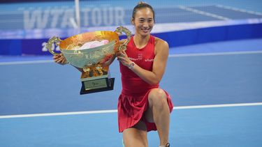 La china Zheng Qinwen posa con el trofeo tras ganar el Abierto de China al vencer a la rusa Mirra Andreeva el domingo 11 de octubre del 2026. (AP Foto/Achmad Ibrahim)