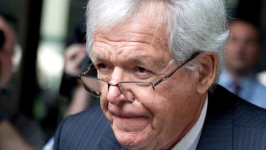 El ex presidente de la Cámara de Representantes Dennis Hastert al salir del tribunal en Chicago el 9 de junio del 2015. (AP foto/Christian K. Lee)