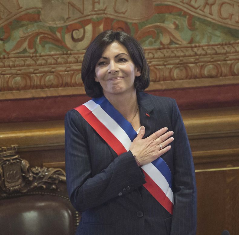 Anne Hidalgo, la primera alcaldesa de Par&iacute;s, al asumir su cargo el s&aacute;bado en la capital de Francia el s&aacute;bado 5 de abril de 2014. (Foto AP/Michel Euler)