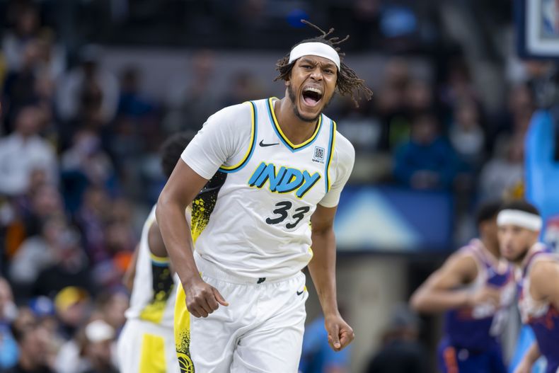 El pívot de los Pacers de Indiana, Myles Turner (33), reacciona durante la primera mitad de un partido de baloncesto de la NBA contra los Suns de Phoenix en Indianápolis, el sábado 4 de enero de 2025. (AP Foto/Doug McSchooler)