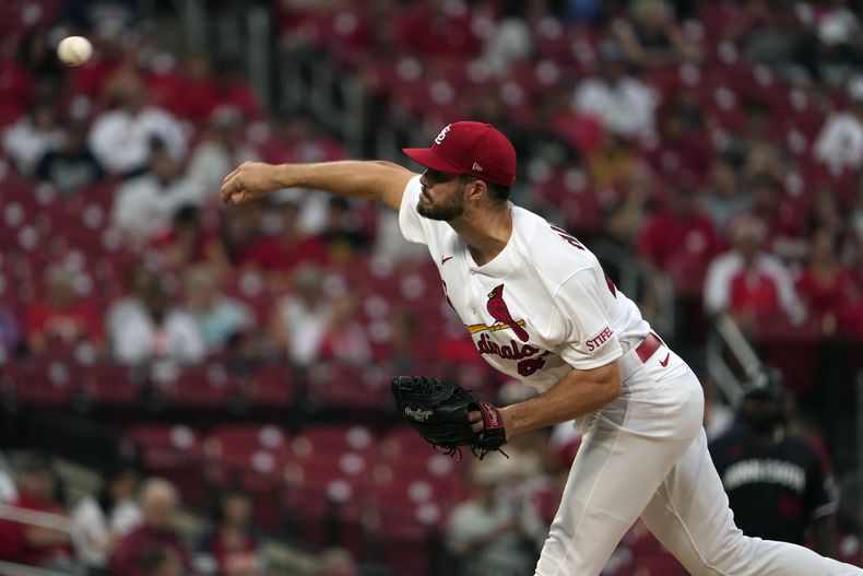 Dakota Hudson, abridor de los Cardenales de San Luis, hace un lanzamiento en el juego del miércoles 2 de agosto de 2023, ante los Mellizos de Minnesota (AP Foto/Jeff Roberson)