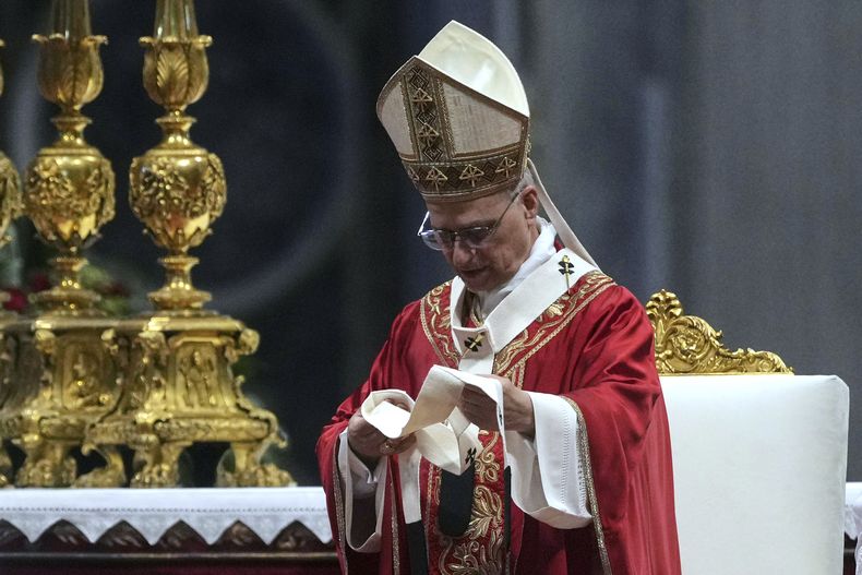 El papa León XIV mira al palio que bendijo para nuevos arzobispos en una misa en la basílica de San Pedro, el domingo 29 de junio de 2025, en el Vaticano. (AP Foto/Andrew Medichini)