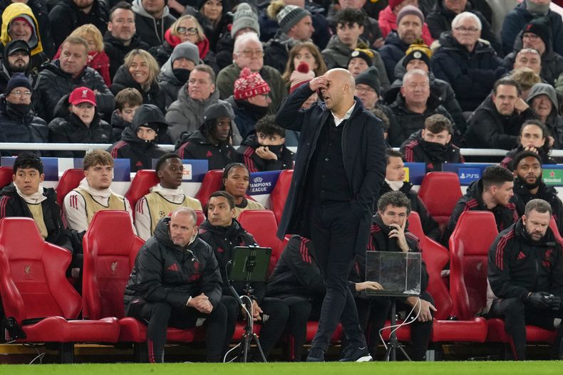 Arne Slot, entrenador del Liverpool, reacciona durante el partido de la primera fase de la Liga de Campeones entre Liverpool y PSV, el miércoles 26 de noviembre de 2025, en Liverpool, Inglaterra. (AP Foto/Jon Super)