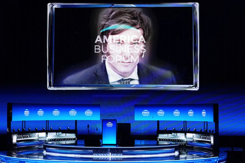 ARCHIVO - Una imagen del presidente argentino Javier Milei aparece en una gran pantalla en el America Business Forum, el 6 de noviembre de 2025 en Miami. (Foto AP/Rebecca Blackwell, archivo)