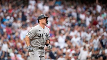 Paul Goldschmidt, de los Yankees de Nueva York, recorre las bases luego de conseguir un jonrón ante los Filis de Filadelfia, el viernes 24 de julio de 2026 (AP Foto/Matt Slocum)