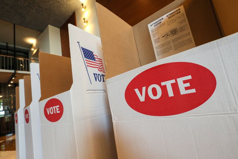 Cabinas de votación en un centro electoral ubicado dentro de la Iglesia Metodista de San Lucas, en Oklahoma City, el martes 16 de junio de 2026. (AP Foto/Nate Billings)