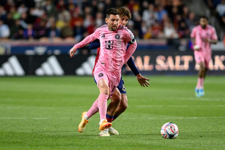 Lionel Messi, del Inter Miami, conduce el balón mientras Juan Manuel Sanabria, del Real Salt Lake, intenta robárselo durante el partido de fútbol de la MLS, el miércoles 22 de abril de 2026, en Sandy, Utah. (AP Foto/Tyler Tate)