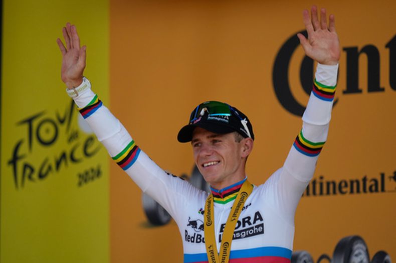 El belga Remco Evenepoel celebra en el podio tras ganar la contrarreloj en la 16ma etapa del Tour de Francia en Thonon-les-Bains el martes 21 de julio del 2026. (AP Foto/Mosaab Elshamy)