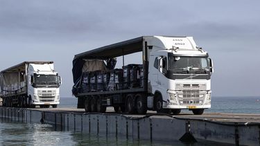 ARCHIVO - Esta imagen proporcionada por el ejército estadounidense muestra camiones cargados con ayuda humanitaria de los Emiratos Árabes Unidos y la Agencia de los Estados Unidos para el Desarrollo Internacional cruzando el muelle Trident antes de llegar a la playa en la Franja de Gaza , 17 de mayo de 2024. (Sargento Malcolm Cohens-Ashley/Ejército de EE.UU. vía AP, Archivo)