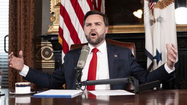 El vicepresidente de Estados Unidos, JD Vance, presenta un episodio de The Charlie Kirk Show en la Casa Blanca, tras el asesinato del titular del programa, el lunes 15 de septiembre de 2025, en Washington. (Doug Mills/The New York Times vía AP, Pool)