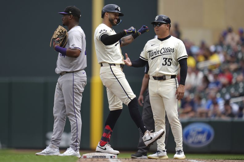 Carlos Correa de los Mellizos de Minnesota celebra tras batear un sencillo ante los Rockies de Colorado, el miércoles 12 de junio de 2024, en 2024. (AP Foto/Abbie Parr)