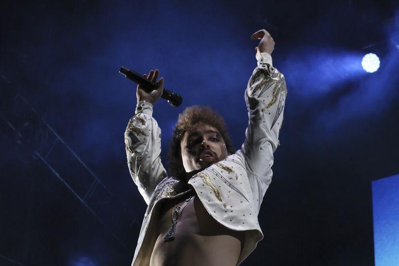 ARCHIVO - El cantante estadounidense Josh Kiszka de Greta Van Fleet durante su concierto en el festival Vive Latino en la Ciudad de México el 16 de marzo de 2024. (Foto AP/Ginnette Riquelme, archivo)
