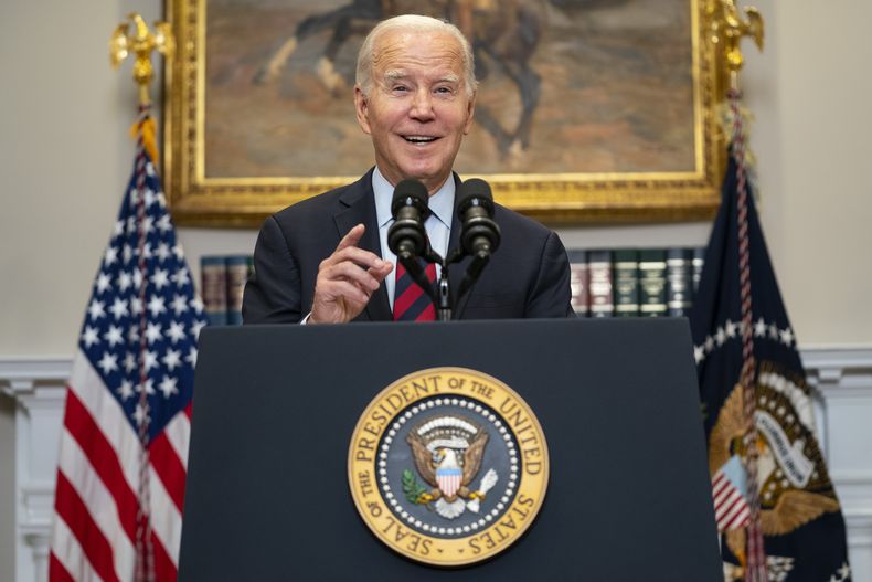 El presidente estadounidense Joe Biden esboza una nueva ronda de condonación de préstamos federales a estudiantes en la Sala Roosevelt de la Casa Blanca, Washington, el miércoles 4 de octubre de 2023. (AP Foto/Evan Vucci)