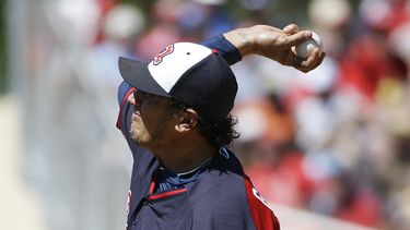 americateve | Freddy Garc&iacute;a lanzando en un juego de exhibici&oacute;n contra San Luis en Jupiter, Florida, el 13 de marzo del 2014. Los Bravos dieron de baja al serpentinero venezolano de 37 a&ntilde;os.  (AP Photo/David Goldman, File)