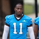 Nic Scourton, linebacker de los Panthers de Carolina, ingresa en el campo de entrenamiento el jueves 23 de julio de 2026, en Charlotte (AP Foto/Scott Kinser)