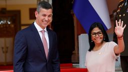 La presidenta de Venezuela, Delcy Rodríguez, saluda al recibir a su homólogo de Paraguay, Santiago Peña, en el Palacio Presidencial de Miraflores en Caracas, Venezuela, el sábado 19 de septiembre de 2026. (Foto AP/Pedro Mattey)