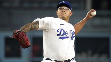 Julio Urías, abridor de los Dodgers de Los Ángeles, lanza durante la primera entrada del juego de béisbol en contra de los Bravos de Atlanta, el viernes 1 de septiembre de 2023, en Los Ángeles. El casillero de Urías ha sido retirado de la casa club de los Dodgers y los murales que representan a uno de los héroes de la Serie Mundial en 2020 han sido cubiertos. (AP Foto/Mark J. Terrill)
