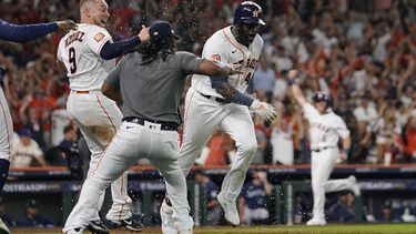 Con jonrón de Álvarez en la 9na, Astros vencen a Marineros