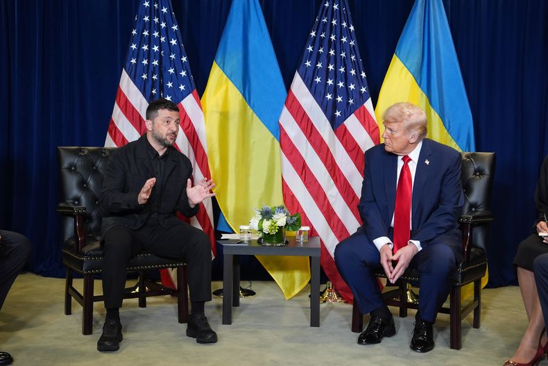 El presidente de Estados Unidos, Donald Trump, se reúne con su homólogo ucraniano, Volodymyr Zelenskyy, durante la Asamblea General de Naciones Unidas, el 23 de septiembre de 2025, en Nueva York. (AP Foto/Evan Vucci)