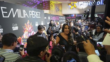 ARCHIVO - La actriz Karla Sofía Gascón interactúa con sus fanáticos en un evento de alfombra roja para promocionar la película Emilia Pérez, en la Ciudad de México, el 15 de enero de 2025. (Foto AP/Eduardo Verdugo, archivo)