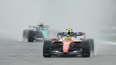 El británico Lewis Hamilton de Ferrari conduce su auto en la vuelta de formación antes de que el Gran Premio de Bahrein en Malasia se retrasara el domingo 4 de octubre del 2026. (AP Foto/Aijaz Rahi)