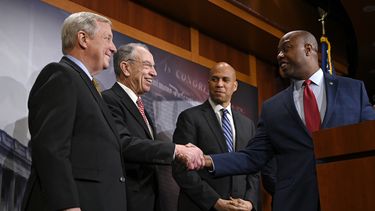 Alianza entre negros y Trump beneficiaría a reos hispanos