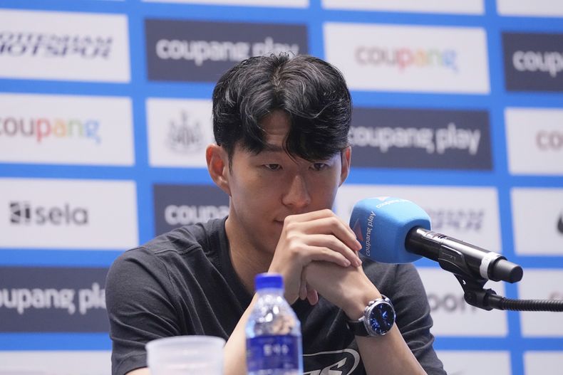 Son Heung-min del Tottenahm reacciona durante su conferencia de prensa antes del duelo de pretemporada ante el Newcastle en Seúl, Corea del Sur el sábado dos de agosto del 2025. (AP Foto/Ahn Young-joon)