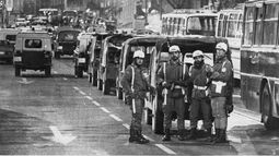ARCHIVO - Agentes de la policía militar se ven de guardia con el Congreso al fondo, en Madrid, el 24 de febrero de 1981, mientras unos 150 guardias civiles armados aún retenían a los diputados en el interior. (AP Foto)