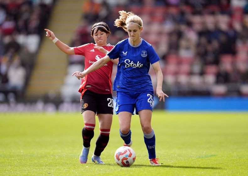 Katja Snoeijs, del Everton, conduce un balón frente a Hinata Miyazawa, del Manchester United, en un partido disputado el domingo 30 de marzo de 2025 (Nick Potts/PA via AP)