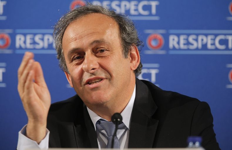 El presidente de la UEFA, Michel Platini, habla en conferencia de prensa el 22 de febrero de 2014 en Niza, Francia. (AP Photo/Lionel Cironneau, File)