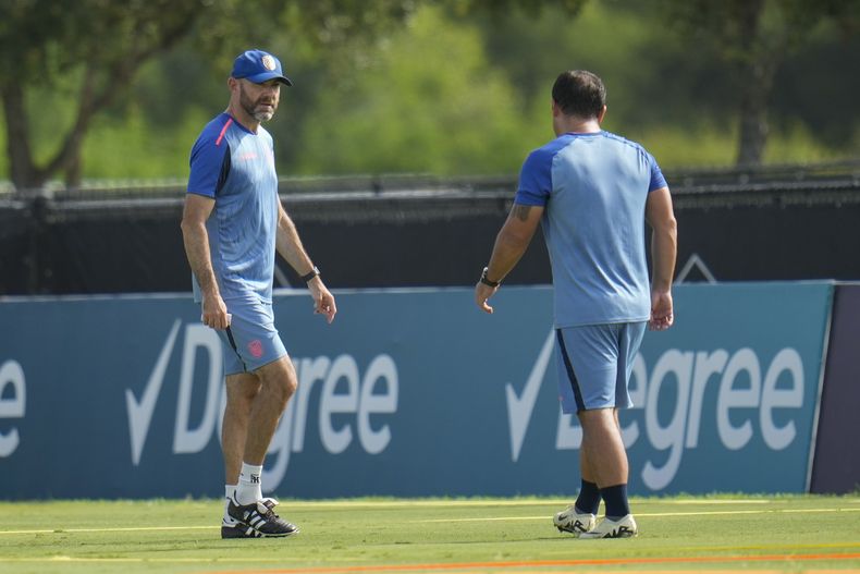 El técnico de Ecuador Félix Sanchez (izquierda) durante un entrenamiento de la selección previo al partido contra Argentina en la Copa América, el miércoles 3 de julio de 2024, en Houston. (AP Foto/Julio Cortez)