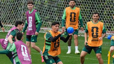 El centrocampista mexicano Edson Álvarez atrapa una pelota durante un entrenamiento de la selección de México previo al partido contra Sudáfrica en el Mundial 2026, el miércoles 10 de junio de 2026. (AP Foto/Fernando Llano)