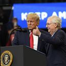 ARCHIVO – El presidente Donald Trump llama al escenario al líder de la mayoría del Senado, Mitch McConnell, en un mitin de campaña en Lexington, Kentucky, el 4 de noviembre de 2019. (AP Foto/Susan Walsh, Archivo)