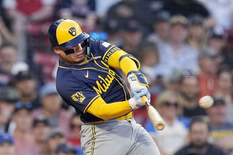 El venezolano William Contreras, de los Cerveceros de Milwaukee, batea un jonrón de dos carreras en el juego del viernes 24 de mayo de 2024, ante los Medias Rojas de Boston (AP Foto/Michael Dwyer)