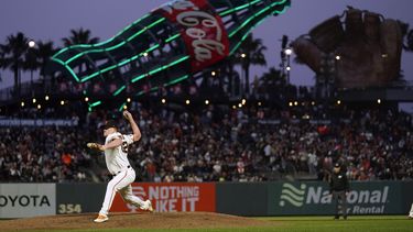 Logan Webb, de los Gigantes de San Francisco, lanza en el juego del miércoles 2 de agosto de 2023, ante los Diamondbacks de Arizona (AP Foto/Jeff Chiu)