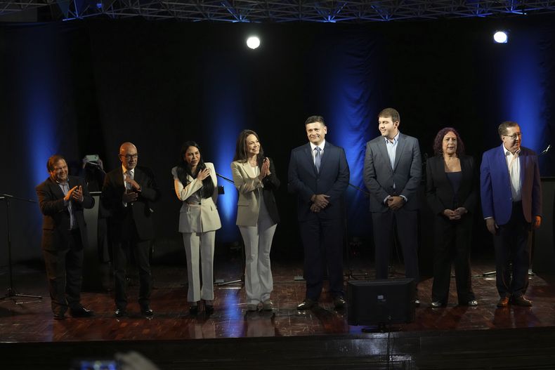 Los aspirantes a la presidencia de la oposición se paran en el escenario antes del inicio de un debate en la Universidad Católica Andrés Bello en Caracas, Venezuela, el miércoles 12 de julio de 2023. La oposición realizará primarias el 22 de octubre para elegir un candidato para enfrentar al presidente Nicolás Maduro en las elecciones de 2024. (AP Foto/Ariana Cubillos)