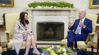 Biden y Jacinda Ardern dialogan sobre control de armas