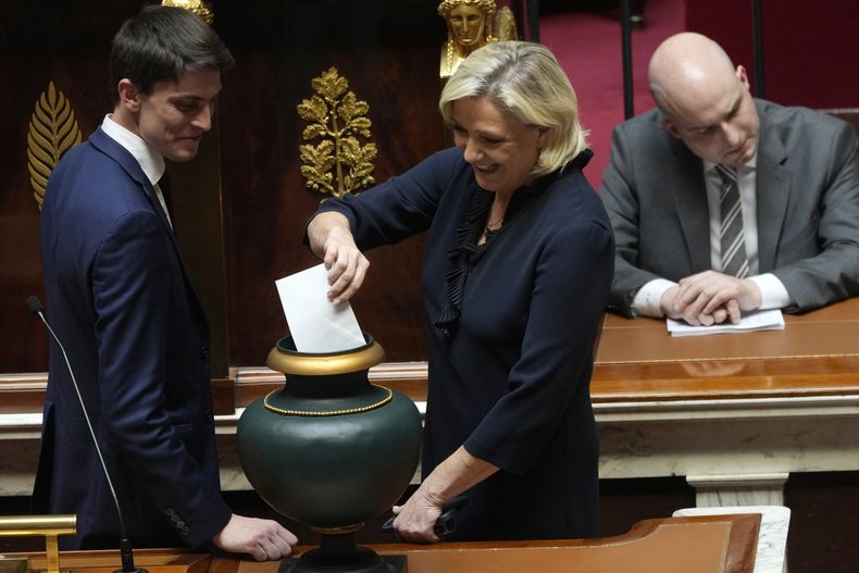 La lideresa de la extrema derecha francesa, Marine Le Pen, vota por un presidente para la Asamblea Nacional de Francia, el jueves 18 de julio de 2024, en París. (AP Foto/Michel Euler)