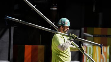 ARCHIVO - Un trabajador de la construcción realiza tareas, el 14 de marzo de 2024, en Boston. (AP Foto/Michael Dwyer, archivo)