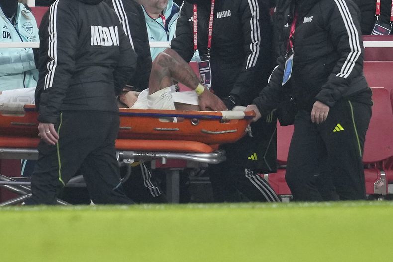 Gabriel Jesus del Arsenal sale en camilla con una lesión de rodilla tras lesionarse en el encuentro ante el Manchester United de la Copa FA el domingo 12 de enero del 2025. (AP Foto/Kin Cheung)