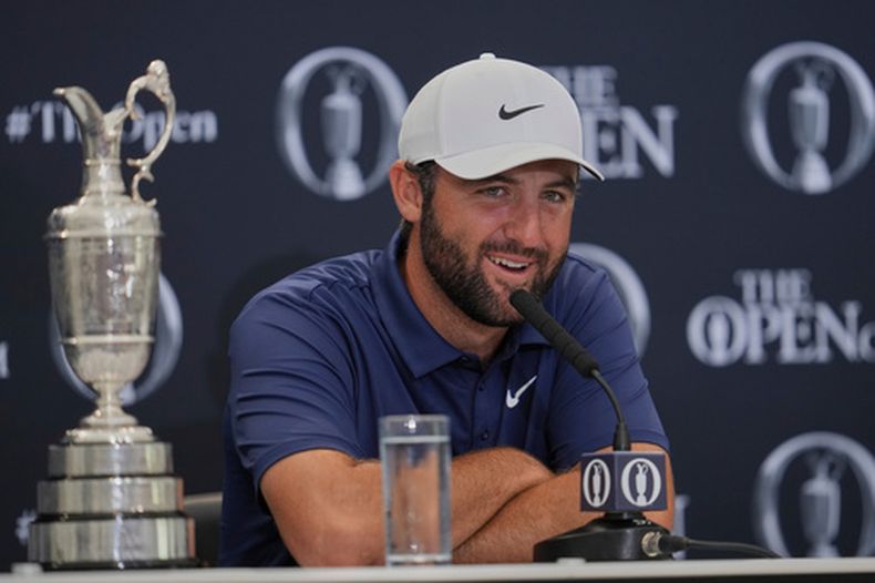ARCHIVO - Scottie Scheffler, de los Estados Unidos, habla en una conferencia de prensa tras ganar el campeonato de golf del Abierto Británico (British Open) en el Royal Portrush Golf Club, Irlanda del Norte, el 20 de julio de 2025. (Foto AP/Jon Super, Archivo)
