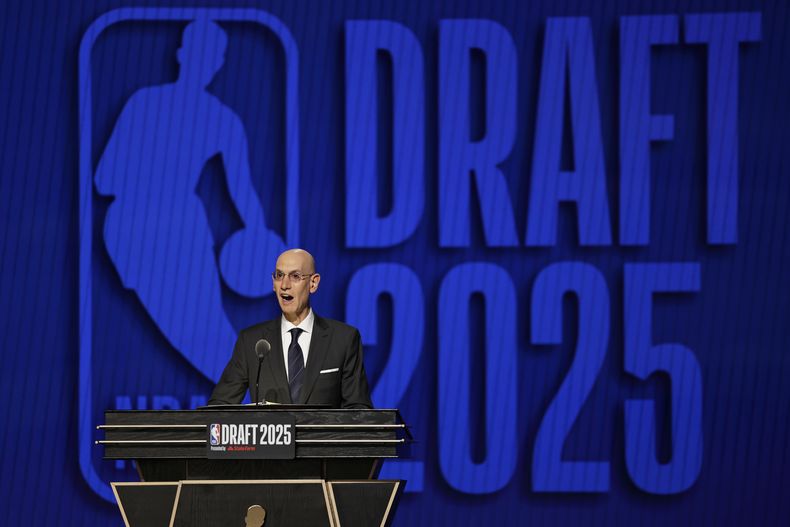El comisionado de la NBA Adam Silver anuncia el comienzo del draft, el miércoles 25 de junio de 2025, en Nueva York (AP Foto/Adam Hunger)