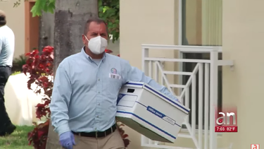 ciudad de hialeah entrega mas de 3 mil mascarillas en la puerta de la casa de sus residentes