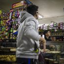Un cliente y el empleado de una cafetería observan el partido entre Colombia y Marruecos en el Mundial femenino, en las afueras de Bogotá, Colombia, el jueves 3 de agosto de 2023. (AP Foto/Iván Valencia)