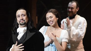 ARCHIVO - Lin-Manuel Miranda, creador de la galardonada obra musical de Broadway Hamilton recibe una ovación al final del estreno de la obra en el Centro de Bellas Artes Santurce en San Juan, Puerto Rico, 11 de enero de 2019. (AP Foto/Carlos Giusti, File)