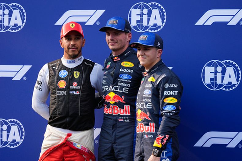 El neerlandés Max Verstappen, de Red Bull, acompañado del británico Lewis Hamilton, de Ferrari, y su compañero francés Isack Hadjar tras ganar la pole en el Gran Premio de Bahrein el sábado 3 de octubre del 2026. (AP Foto/Vincent Thian)