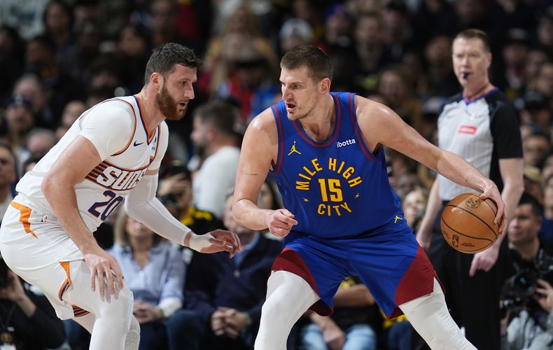 Nikola Jokic (derecha) de los Nuggets de Denver con el balón ante Jusuf Nurkic de los Suns de Phoenix, el martes 5 de marzo de 2024, en Denver. (AP Foto/David Zalubowski)