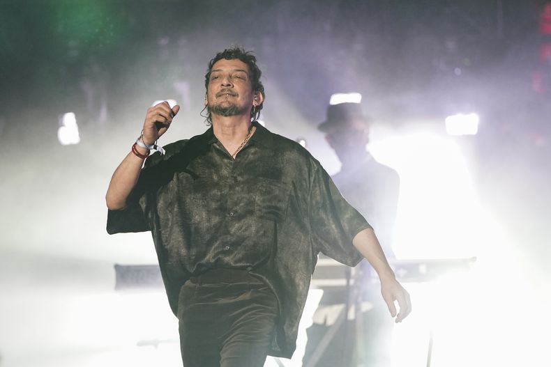 El vocalista León Larregui de la banda mexicana de rock Zoé durante su presentación en la 25ª edición del festival de música Vive Latino en la Ciudad de México, el domingo 16 de marzo de 2025. (Foto AP/Aurea Del Rosario)